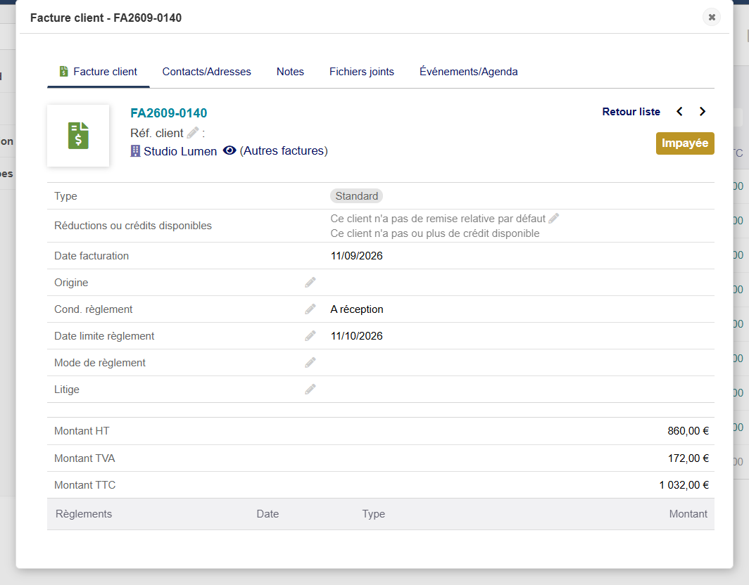 Une facture client s'ouvre dans une fenêtre contextuelle au-dessus de la liste des factures